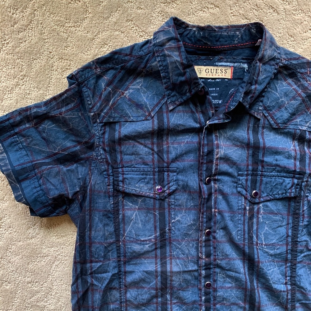 NWOT Guess Vintage short-sleeved top snap closure